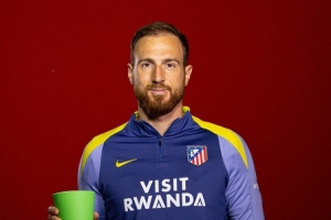 對陣奧薩蘇納第90分鐘神撲！奧布拉克領取西甲10月最佳撲救獎杯