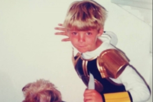 有幾分像？曬兒時(shí)萌照，德赫亞社媒慶祝自己35歲生日