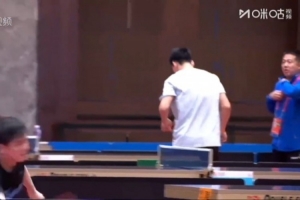 樊振東專(zhuān)注訓(xùn)練汗水完全濕透衣服，頭發(fā)也濕成了“二維碼”