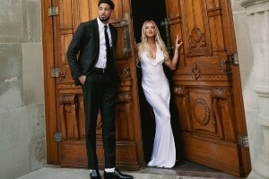 婚禮倒計時？哈利伯頓與女友社媒曬出結(jié)婚照 大家紛紛送上祝賀