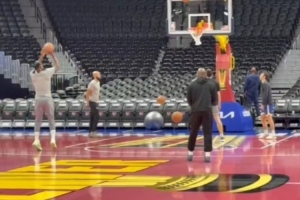 勇記：巴特勒進行了賽前投籃訓練 因下背部酸痛仍被列為出戰(zhàn)成疑