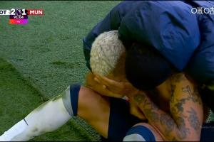 第91分鐘破門反超曼聯(lián)！里沙利松脫衣滑跪慶祝，隨后捂臉情難自已