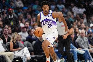 就是投不進(jìn)！森薩博半場(chǎng)6投全鐵&三分5中0沒(méi)有得分進(jìn)賬&僅有2助攻