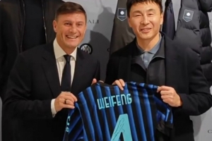 致敬傳承，亦致敬熱愛薩內(nèi)蒂與李瑋鋒交換球衣