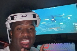 維尼修斯社媒曬打游戲照片，羅納爾多海報(bào)出鏡