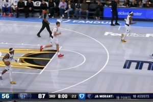 閑庭信步！莫蘭特反擊頂著防守人左手拉桿上籃！灰熊領(lǐng)先到31分！