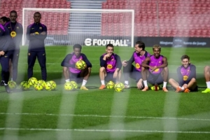 世體：巴薩昨日重返諾坎普公開訓(xùn)練，球員們及教練組合影留念