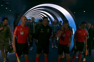 推動寵物領(lǐng)養(yǎng)！西班牙人球員賽前帶著11只狗狗入場