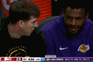 聊啥呢？東契奇罰球不進(jìn) 里夫斯和布朗尼小聲蛐蛐 后者會(huì)心一笑