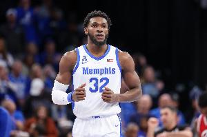 殘暴天賦！穆薩·西塞推土機(jī)拱到籃下 旱地拔蔥單臂顏扣薩爾