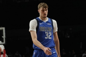 不打控衛(wèi)存在感仍然不強！弗拉格首節(jié)2投1中 得到2分2籃板