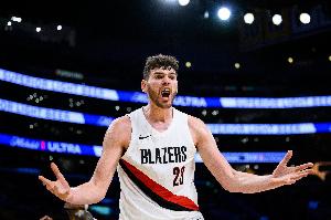 開拓者3中鋒半場時間：克林根10分半鐘 里斯10分12秒 羅威3分15秒