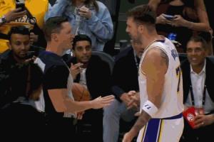 小麻煩！東契奇開場不到五分鐘已經(jīng)領(lǐng)到2次犯規(guī)！