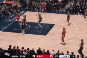 只見他騰空而起！比爾快攻機會飛速上空籃 結果以打鐵告終