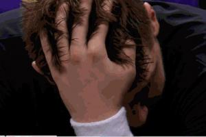 旅途奔波！東契奇連續(xù)撓頭整理發(fā)型 面部表情渙散顯得很疲憊