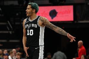 都挺拼！索漢和費(fèi)爾斯搶地板球發(fā)生小口角 但很快被裁判分開