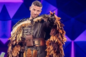 還有這才藝？熱刺舊將阿爾德韋雷爾德參加蒙面歌手，觀眾大呼意外