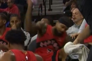 沮喪！英格拉姆暫停時怒砸水瓶 砸到工作人員&給巴恩斯嚇一激靈