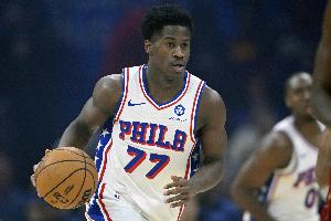 一飛沖天！埃奇庫姆持球直殺內(nèi)線 騰空暴起雙手灌筐