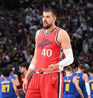 翻江倒海！祖巴茨自投自搶 連續(xù)拼下前場籃板補籃得手