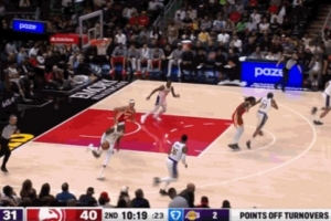 辣眼睛！范德比爾特?zé)o防守壓力 離譜手滑丟球被打反擊