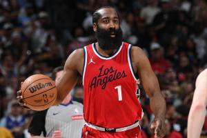 擋得很嚴(yán)實(shí)！哈登借祖巴茨掩護(hù)命中三分球