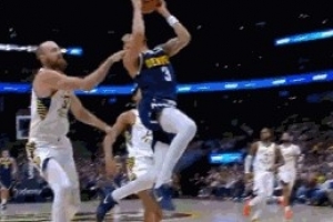 打出火藥味！赫夫追防摟斯特勞瑟脖子 裁判回看追加一級惡犯