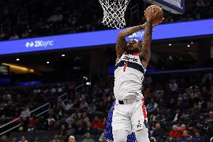 頭真鐵啊！惠特摩爾2次沖擊西塞欲隔扣 都慘遭迎面按帽羞辱