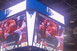 名宿來助陣！馬刺功勛“海軍上將”來到現(xiàn)場看球 球迷掌聲雷動(dòng)