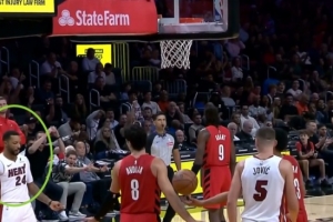 享受比賽！約維奇三分穿針 鮑威爾閉眼打響指慶祝