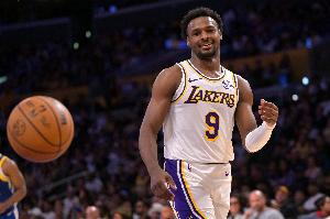 布朗尼三分命中本場(chǎng)15分鐘已拿9分 本賽季此前71分鐘14中3一共9分