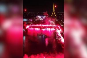 那里的足球很純粹摩洛哥維達(dá)德球迷“點(diǎn)燃”巴黎為球隊(duì)?wèi)c生