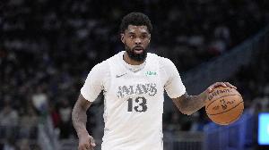 幸無(wú)大礙！馬紹爾搶板被夾擊受傷倒地 被攙扶離場(chǎng)治療后迅速回歸