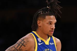 這是新秀？理查德再次機(jī)敏空切 到籃下轉(zhuǎn)身強(qiáng)攻得手 霸氣慶祝