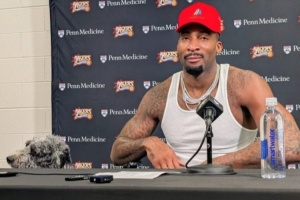 德拉蒙德帶“哥們”出席新聞發(fā)布會！一本正經(jīng)玩梗：是真的狗！