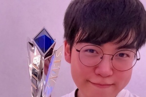 信譽(yù)積分這一塊！Gumayusi更博曬FMVP獎(jiǎng)杯：做到啦~！