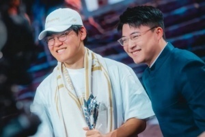 真有點神相！賽事官方分享Gumayusi、Uzi合影照片