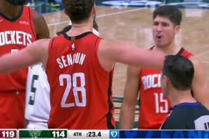 橫！申京強(qiáng)吃特納2+1殺死比賽！秀肌肉慶祝