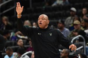 很關鍵！申京造特納犯規(guī) 雄鹿挑戰(zhàn)成功取消犯規(guī)改吹跳球