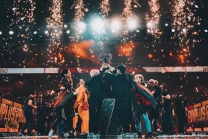 明年就退了鳳出東方，凰鳴四海！六年前的今天FPX奪得S9冠軍