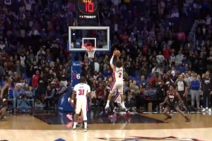 大將之風(fēng)！康寧漢姆預(yù)判包夾搶沖內(nèi)線 高難度轉(zhuǎn)身跳投命中關(guān)鍵2分