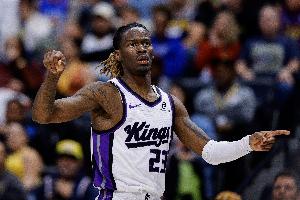 主打一個(gè)聽勸！國(guó)王球迷高喊：上基翁·埃利斯 主教練照辦