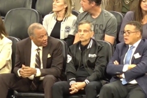 看不下去了？國王老板和管理層場邊黑臉看球 第三節(jié)結(jié)束后溜了