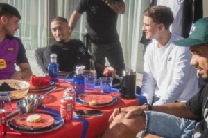 阿勞霍在家中組織巴薩隊內(nèi)聚餐，旨在困難階段增強團(tuán)隊凝聚力