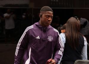 天空體育：齊爾克澤和梅努有可能一月離隊，曼聯(lián)需要做出決定