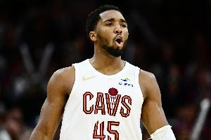 有點(diǎn)難度！米切爾貼著防守要犯規(guī)沒吹高難度打板命中