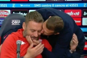 羅馬昔日隊(duì)友重逢！哲科在上輪意甲賽后新聞發(fā)布會(huì)“強(qiáng)吻”德羅西