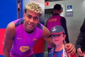 溫馨一幕！阿勞霍帶著患病小球迷見亞馬爾