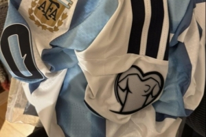 烏龍，阿迪達(dá)斯官網(wǎng)出售帶有歐預(yù)賽臂章的阿根廷世界杯球衣