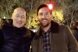 這不是老梅嗎？梅西夜訪諾坎普漫步街頭，網(wǎng)友碰巧撞見與其合影